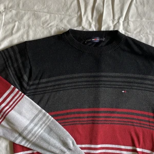 Stickad tröja - Stickad pullover tröja i storlek S. Tröjan är i perfekt skick och har inga defekter.