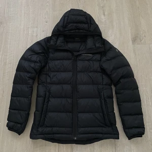Peak performance jacka - Peak performance dunjacka i mycket bra skick. Köpt för 1800kr. Modellen heter erie liner😊