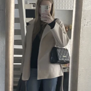 Beige kappa - Säljer denna jätte fina kappa ifrån missay, ny skick och knappt använd!❤️
