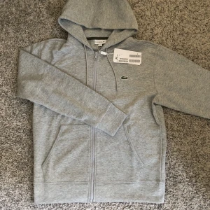 Lacoste zipup - Köpt: boozt - 1500kr Skick: 10/10 Skador: inga helt ny Passform: passar M om du vill ha slim fit. 😊😊😊