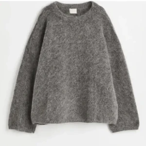 stickad mohair tröja - köptes från hm för ca 1 år sen o använde några gånger under vintern, inga defekter o i bra skick!  köpt för 600kr. är för stor för mig som vanligtvis bär M/S