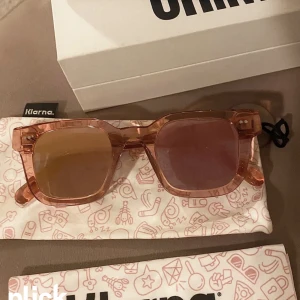 Chimi 04 - Säljer dessa superfina chimis i färgen guava pga att de inte kommer till användning💞 Som nya då de inte används så mkt. Köpa för ca 1 år sedan för 1200. Skriv för fler bilder eller frågor🫶🏻🫶🏻