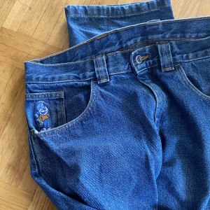 Polar 93 - Ett par blå polar 93 i storlek 30x32. Dem är i bra skick, endast ett märke på benet som du kan se på bild 2. Orginal pris är 1300 ungefär, bara att skriva om man har några frågor🙂