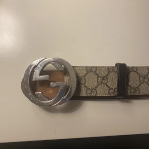 Gucci bälte  - Storlek 90 men har 3 nya hål i Små repor på märket men inget man lägger märket till  Kvitto finns 