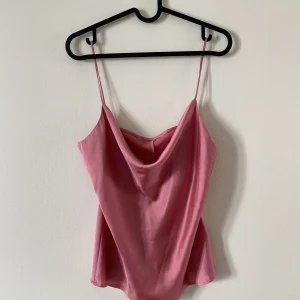 Satinlinne 💗 - Jättefint rosa satinlinne 💗 Lappen är borta men tror det är från Gina Tricot och storlek S/M 💕 