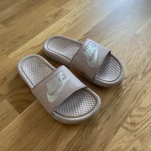 Säljer mina Nike tofflor 