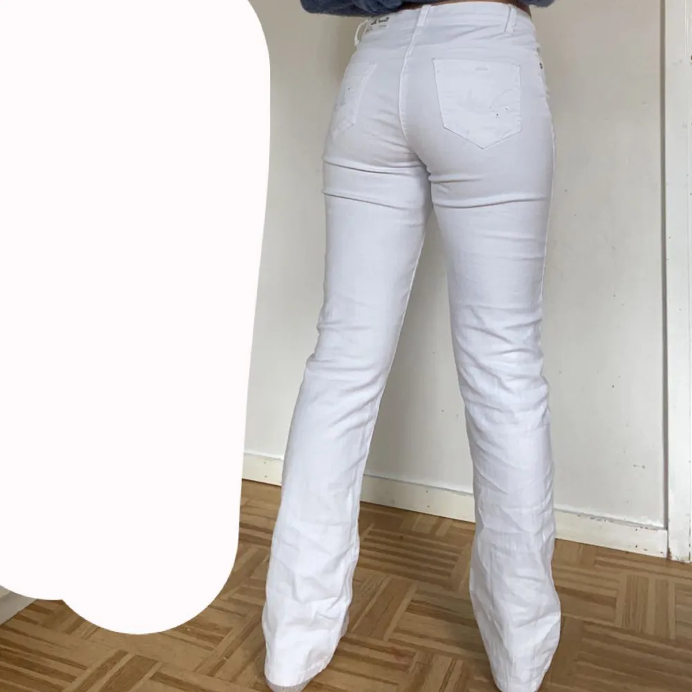 Fina vita byxor med fina detaljer på bakfickorna!! Jag är 170 cm och använder stl 38!! Använt dem 3 gånger men köpta på secondhand!! Säljs pga att den inte kommer till användning . Jeans & Byxor.