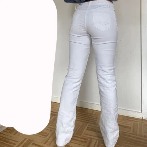 Fina vita jeans  - Fina vita byxor med fina detaljer på bakfickorna!! Jag är 170 cm och använder stl 38!! Använt dem 3 gånger men köpta på secondhand!! Säljs pga att den inte kommer till användning 