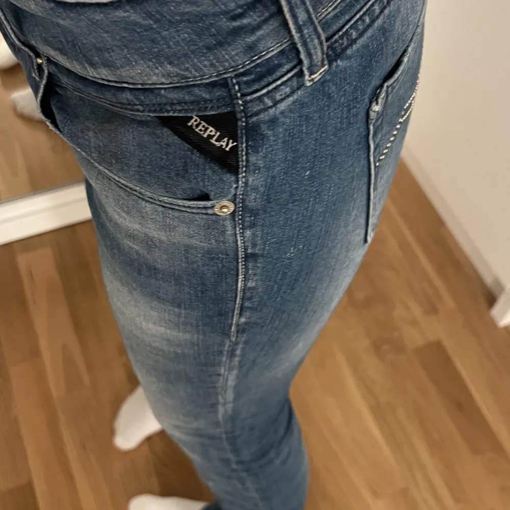 Däljer mina skitsnygga lågmidjade Replay jeans med fina fickor då jag redan har massa som ser lika dana ut!🩷innerbenslängden är 85, kolla gärna in min profil för flera snygga jeans!. Jeans & Byxor.