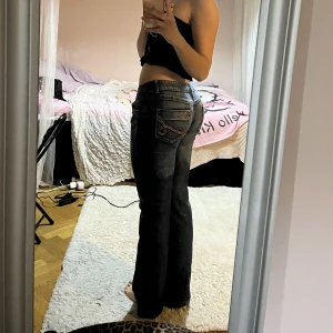 Lågmidjade bootcutjeans - Låtmidjade, snygg tvätt, fint skick Jag är 172 cm midjemått 42cm  Innerbenslängd: 79cm 