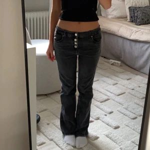 Lågmidjade bootcut jeans - Säljer dessa lågmidjade bootcut jeans från zara. Vid intresse/frågor skriv privat! ✨