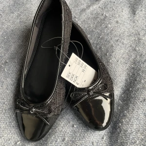 H&M ballerina skor - Säljer dessa snygga oanvända ballerina skor från Hm, de är jätte sköna men tyvärr råkade jag beställa en storlek mindre och kan inte lämna tillbaka dem! Prislappen är kvar! Svin snygga till jeans o nån snygg topp🥰