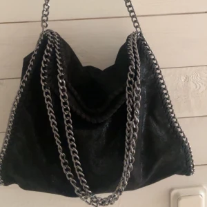 Stella maccartney liknande väska - Säljer min stella maccarney inspererad väska som passar perfekt till skolan. Väskan är rymlig och i bra skick! Startar budgivning ifall många är intresserade🌟Kom privat för fler bilder💞