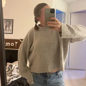 Stickad tröja - Superfin och mysig stickad tröja från hm!! Perfekt nu till hösten☺️Färgen är Beigegrå typ