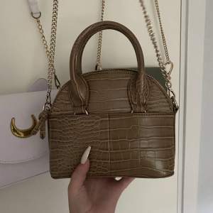 En jätte gullig brun handväska som inte används och aldrig har använts. (Kontakta för fler bilder osv och kan bara ta betalt via Swish!!!)