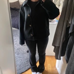 Kappa - Säljer denna super fina kappan från monki då den inte kommer till användning🩷 den är i storlek Xs och är som ny!! Ny pris 600kr