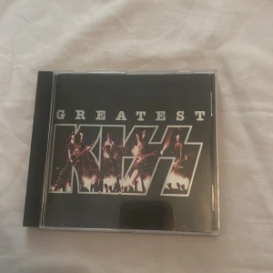 KISS cd-skiva  - Hej! säljer denna KISS greatest hits CD-skivan. Fodralet är sönder men CD-skivan är i topp skick! Priset går att diskuteras. Kan mötas i Linköping, annars står jag inte för frakten. Tryck inte på köp nu!!