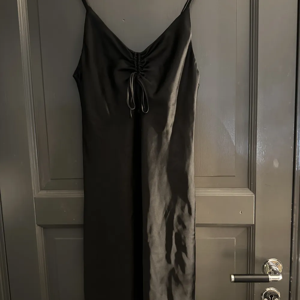 En svart klänning, använd 1 gång 50kr + frakt . Klänningar.