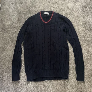 Stickad tröja - En väldigt fin stickad tröja som är rätt så oversized.