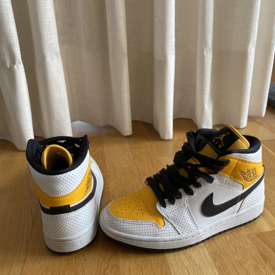 Air jorden 1 mid Perforated White University Gold’ - 91