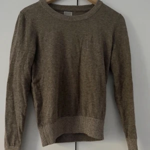 Brun tröja  - Brun glitting tröja från culture i bra skick sparsamt använd, säljs eftersom den inte är min stil 💗 