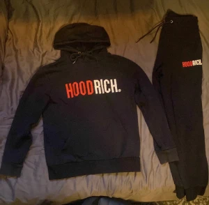 Hoodrich set  - Hoodrich tröja + byxor.   Sjuk kvalite, kvitto gås med!!!!