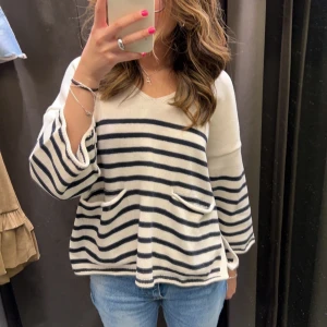 Trekvartsärmad tröja - Jätte fin tröja från zara som passar till allt. Använd ett fåtal gånger så inprincip som ny!! Frakt tillkommer på 60kr.