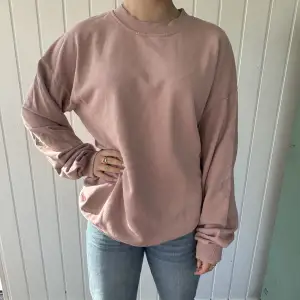 En mjuk rosa sweatshirt/crewneck som använd fåtalgånger. Lite oversized i storleken. 