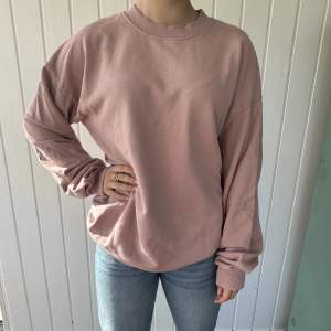 En mjuk rosa sweatshirt/crewneck som använd fåtalgånger. Lite oversized i storleken. 