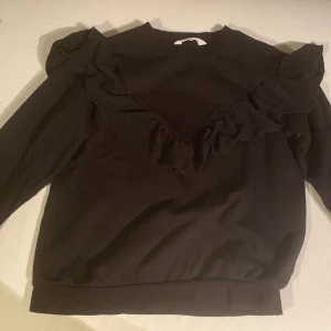 Svart tröja - Svart sweatshirt/tröja med volanger i ganska bra skick👌🏼❤️