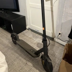 Xiamoi elscooter  - Säljer en xiamoi elscooter.  Köpt för ungefär 1 år sen och fungerat super. Den guppar lite på främre hjul men går säkert att ordna enkelt. Jag själv orkar inte lägga den tiden, därför säljes.