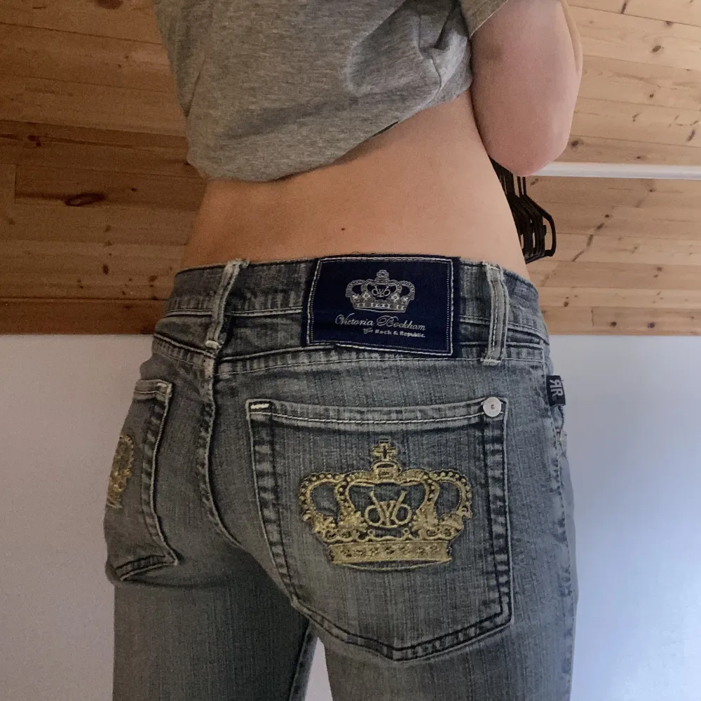 Victoria Beckham jeans i strl 31 för otroligt bra pris med tanke på att de är äkta och som nya! Säljer då de tyvärr inte kommer till användning längre. Som nya och har används sparsamt❤️‍🔥 Om fler är intresserade blir det budgivning!. Jeans & Byxor.