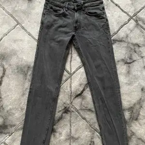 Här säljs några dressman jeans, har används väldigt få gånger, skick 9/10 anledning till salu: Små
