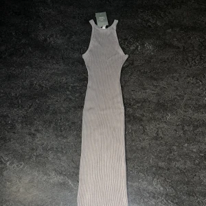 H&M - STICKAD KLÄNNING - Perfekt skick. Aldrig använd. Prislapp kvar. Stl. Xs