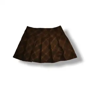 Rutig brun kjol som inte kommer till användning nå mer, använd ett fåtal gånger.