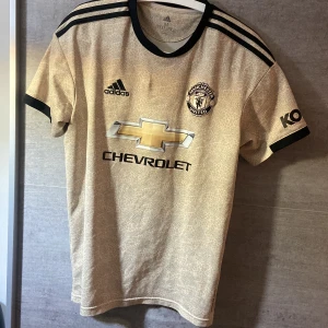 Manchester United Adidas 2019/20 Away  - I god skick 8/10, knappt använd. Passar som S