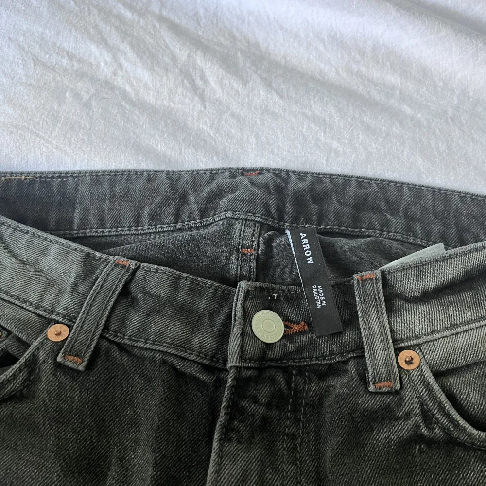 Jeans från weekday i modellen arrow i storlek 26/32. Helt oanvända, bara provade hemma, köpta för 590kr. <3  . Jeans & Byxor.