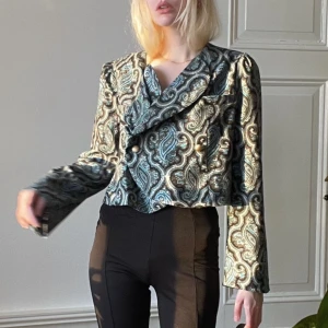 Blazer kavaj  - Mönstrad kavaj/jacka från elfsack. Som ny. Asiatisk L men mer som en EU M. Jag har storlek 34 för referens. Guldknappar.