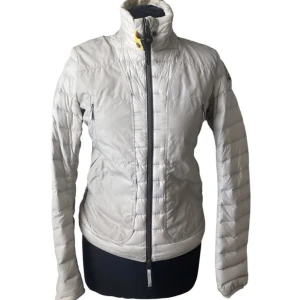 Parajumper - Säljer beige parajumper pga den aldrig kommer till användning. Strl S!  Köpt för 2800 kr, säljes för 1000 kr. Först till kvarn