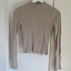 Ribbad tröja  - Ribbad tröja från pull and bear. Ljusare i verkligheten än på bilderna. Storlek S 