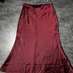 NA-KD SATIN KJOL - Satin kjol stl. 34 