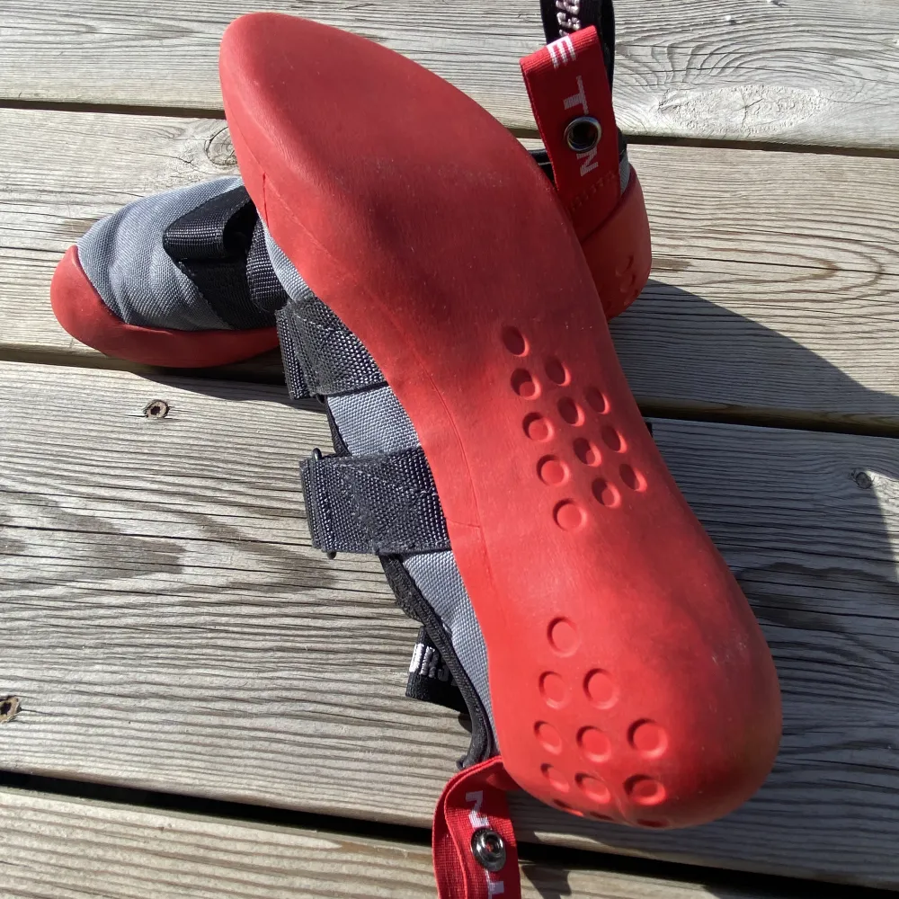 Bra klättersko m cardborreknäppning, gör det enkelt för barnet att få på skorna. Klätterskor är ofta små så tänk på att gå upp en storlek. . Skor.