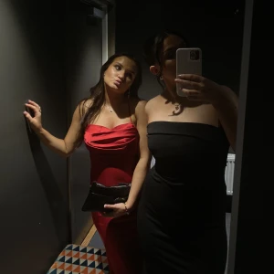 Röd klänning  - Säljer min balklänning från Nelly som jag använde en gång på balen Skriv för mer bilder 