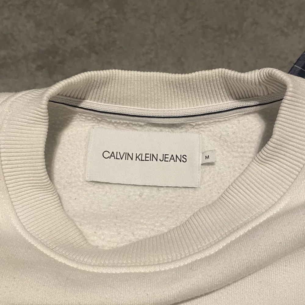 En Calvin Klein sweatshirt i bra men använt skick . Tröjor & Koftor.