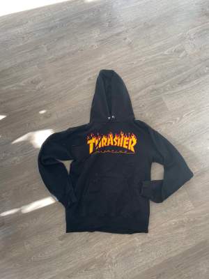 Svart Trasher hoodie som inte används mer. Inga skavanker och använd bra!