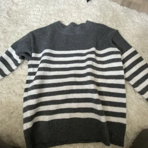 randig tröja - säljer denna stickade, randiga tröja från shein❤️ storlek xs, använd 2-3 ggr.