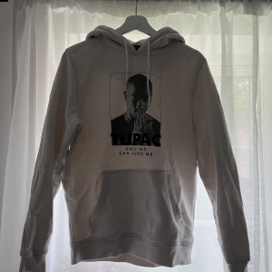Tupac hoodie - Vit hoodie, knappt använd