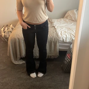 Lågmidjade jeans - Lågmidjade svarta bootcut jeans från zara. Avklippta längst ner, passar någon som är 160-165