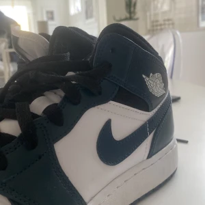 Jordans - Säljer mina mörkblå jordans. Använda fåtals gånger. Bra skick. Storlek 37,5❤️