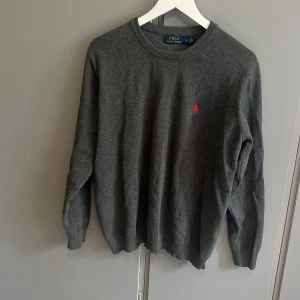 RL stickad tröja - En stickad tröja i L men skulle säga att den sitter som en M. Väldigt lätt använd, inga hål eller liknande